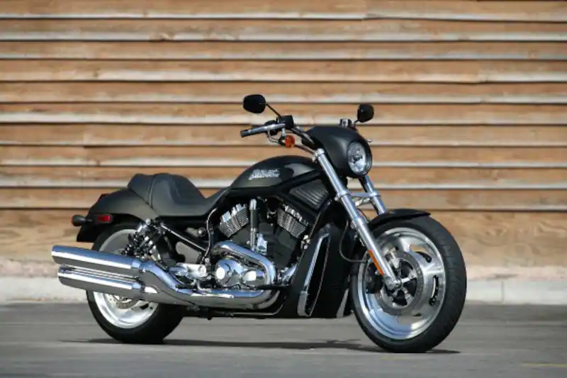 Harley Davidson Vrscd Night Rod & FXDBI Dyna Street Bob: Ride in the evening sun-night
