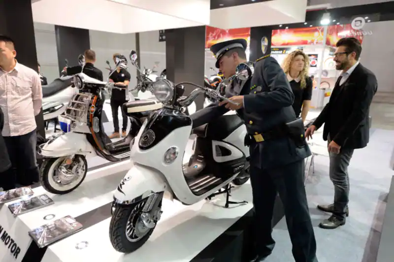 Plagiarism on the EICMA in Italy: Police confiscate eleven wrong vespa-confiscate