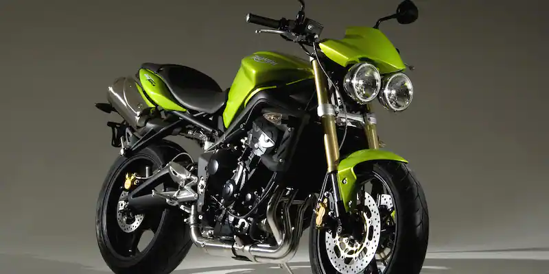 Triumph Street Triple: Attack on the middle class-triple