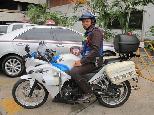 Because of staggeraos in Thailand: Hot Honda, male midwife: What makes this biker in Bangkok?-makes