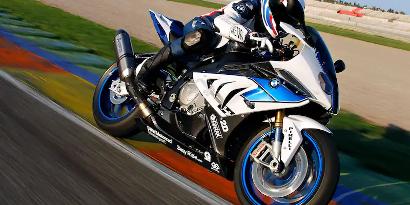 Driving Report BMW HP4: BMW-Bike drives Japanese competition in the ground and floor-driving