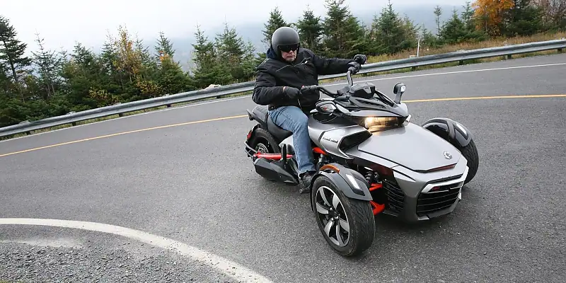 CanAm Spyder F3: snowboard on wheels - this motorcycle drives like a car-this