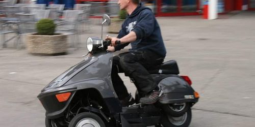 Plagiarism on the EICMA in Italy: Police confiscate eleven wrong vespa-police