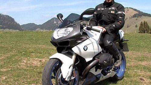 Driving Report BMW HP4: BMW-Bike drives Japanese competition in the ground and floor-drives