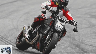 Race bike Zietech-Ducati Diavel in the test