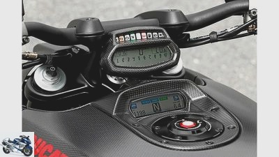 Race bike Zietech-Ducati Diavel in the test