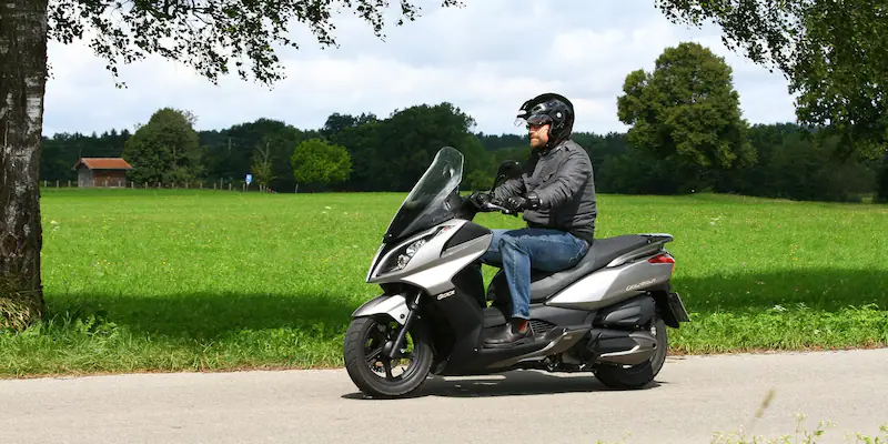 Driving Report Kymco Downtown 300i: Rasing Scooter-driving