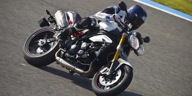 Triumph Speed Triple R: More money, more street contact, more driving pleasure-triumph