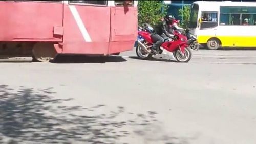 Emergency machine now also for motorcycles!-right here Tram crashes frontal