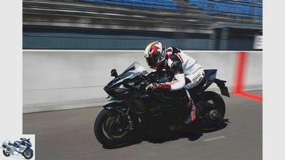 Acceleration test Kawasaki Ninja H2 and Kawasaki Ninja H2R