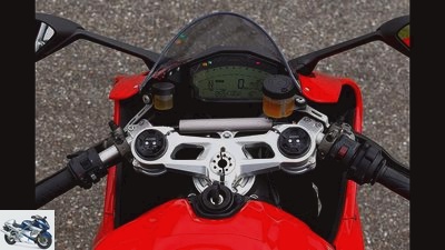 Super sports car Ducati 899 Panigale, Honda Fireblade SP Triumph Daytona 675 in the test
