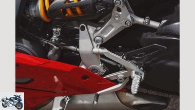 BMW HP4 and Ducati 1199 Panigale R in the test