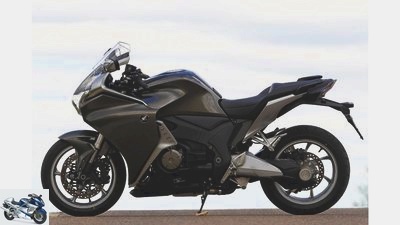 BMW K 1300 S HP and Honda VFR 1200 F DCT in comparison