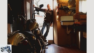 Harley-Davidson Street Bob vs Door Frame