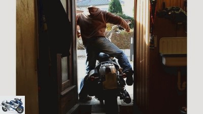 Harley-Davidson Street Bob vs Door Frame
