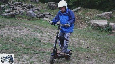 IO Hawk Exit Cross E-Scooter: Kick scooter test off-road