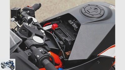 Kawasaki Ninja 300 and KTM RC 390 in the test