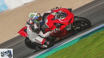 Ducati V4 R (2019) in the driving report