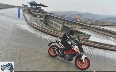 Roadster - KTM 390 Duke test: the A2 license with class and without bridle - 390 Duke test page 1 - The KTM roadster for A2 license