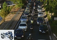 Road safety - Climbing up the queues is inseparable from motorbike and scooter practice -