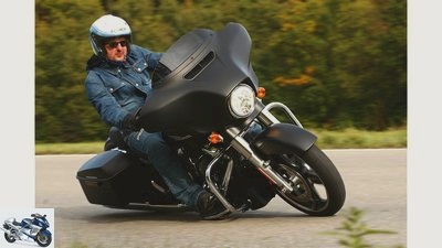 Moto Guzzi MGX-21 and Harley-Davidson Street Glide in comparison test