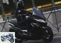 All Tests - J125 test: the small Kawasaki scooter for the general public - Moto-Net.Com on the handlebars of the J125