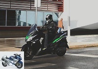 All Tests - First test of the Kawasaki J300 scooter - Nervous and comfortable