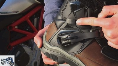 11 robust motorcycle boots for asphalt and gravel in the test