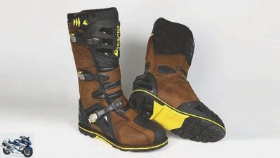 11 robust motorcycle boots for asphalt and gravel in the test