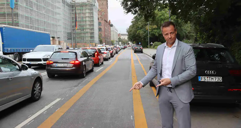 Pop-up bike paths: Auto Club boss threatens suit - "Need car now"-auto