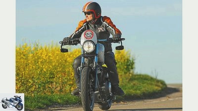 Two-wheeled rolling Yamaha XV 950 R in the driving report