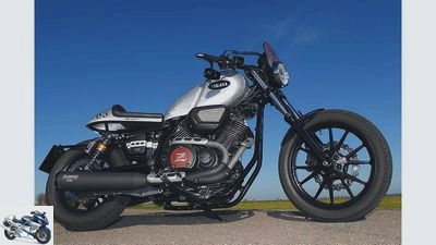 Two-wheeled rolling Yamaha XV 950 R in the driving report