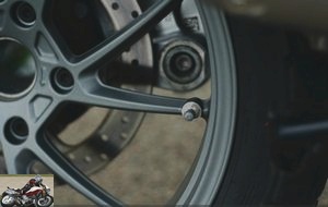 The rims are fitted with elbow valves