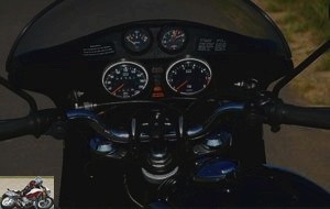 A very ambitious cockpit for the time. The steering brake is hardly useful, the motorcycle rarely wriggling ...