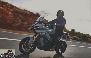 The S1000XR is equipped with an optional up / down shifter