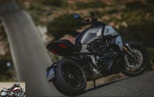 We recognize the line of the Diavel and its huge rear tire