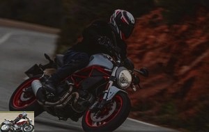 Ducati Monster 797 test - turn