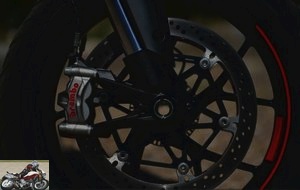 2 semi-floating discs Ø 320 mm, Brembo M4.32 monobloc calipers with radial mounting with 4 pistons and 2 pads, radial master cylinder, Cornering ABS system