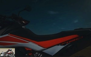 Seat height of the KTM 790 Adventure R