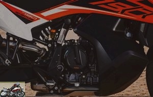 The twin-cylinder of the KTM 790 Adventure