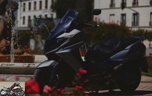 Kymco Downtown 350 in town