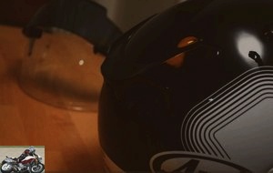 There is a small spoiler on the back of the helmet