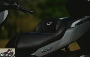 Double seat with backrest and GT edging, large passenger grips