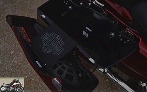 Suitcases and music on Harley-Davidson CVO Road King