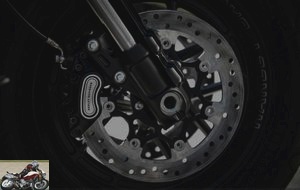 Two 4-piston calipers brake the front