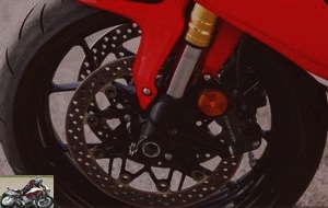 The Fireblade receives Tokico 4-piston radial calipers