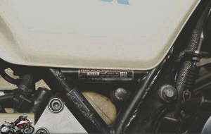 Detail of the shock absorber adjustment on the CBX B.