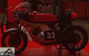 Elegantly made up by Daniel Mercier, wizard of the Daytona 70 team, the 1000 CBX finds itself transformed into Mike Hailwood Replica. This bike, entrusted to the double world champion Gerard Coudray, broadcasts the music of its six megaphones in his