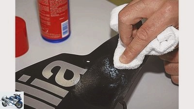 Insect removers and paint polishes for motorcycles in the test