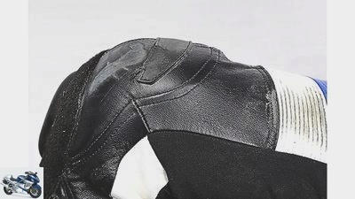 Leather suits versus textile suits in the crash test